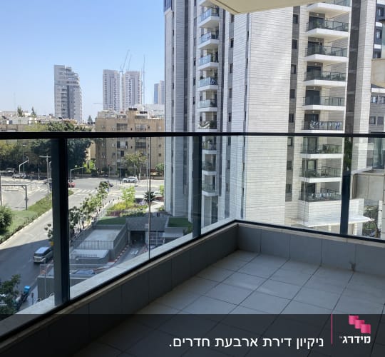 מרפסת עם רצפת אריחים נקייה ומעקה זכוכית